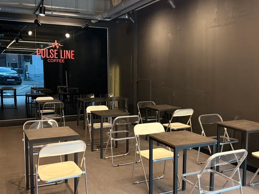 세련된 분위기의 카페 내부 한쪽