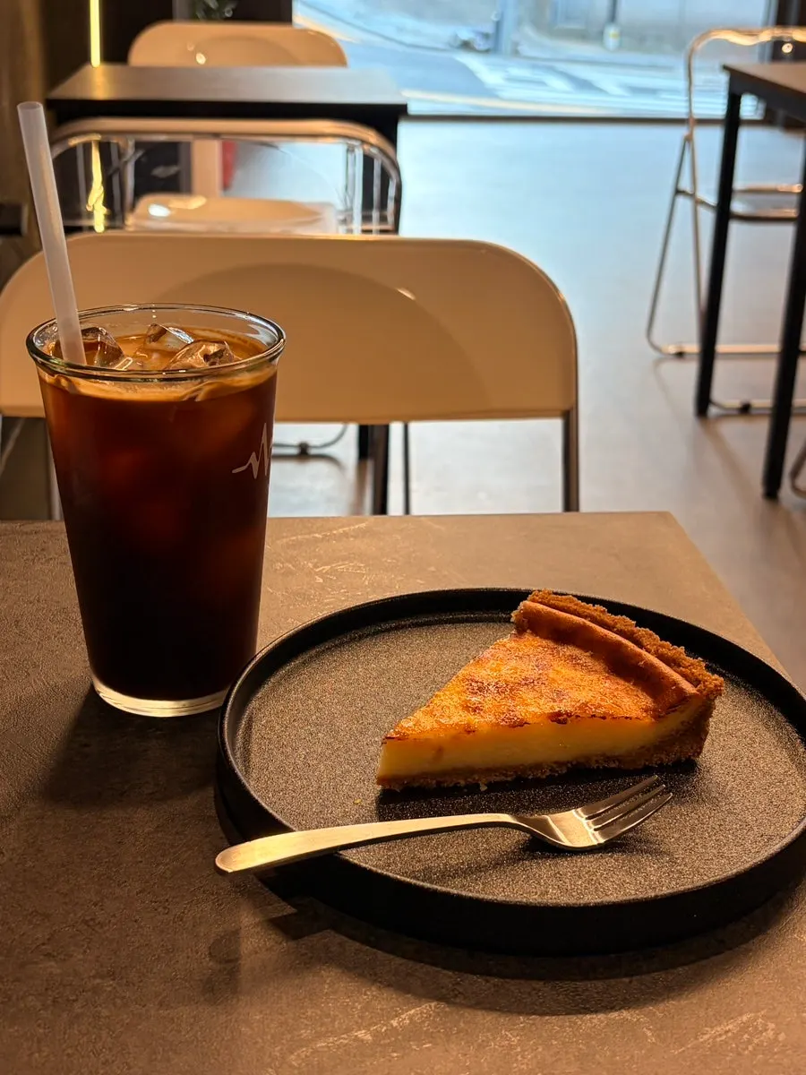 크레마가 올라간 아이스 아메리카노와 파이