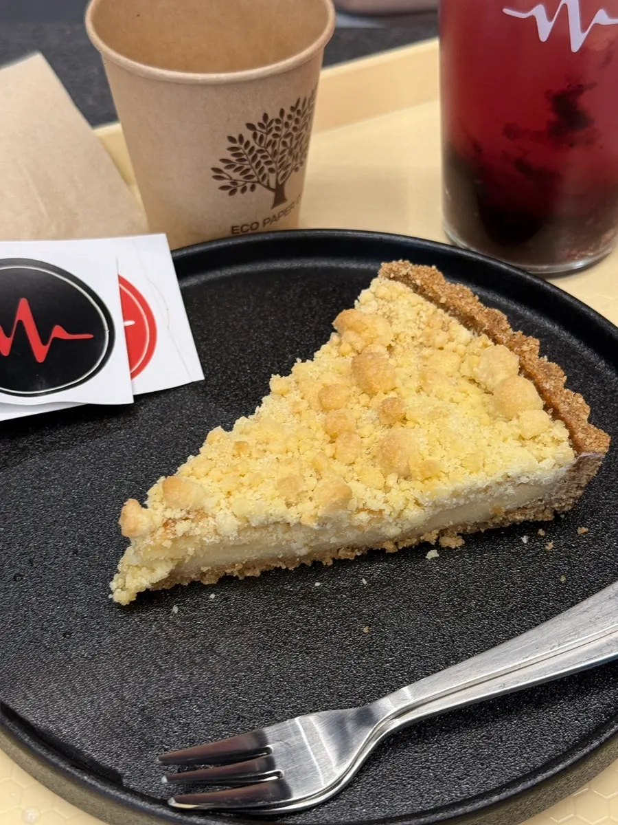 Cross-section of the crumble pie with a drink