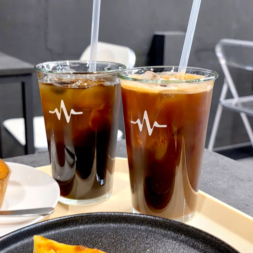 Two glasses of iced Americano and cold brew