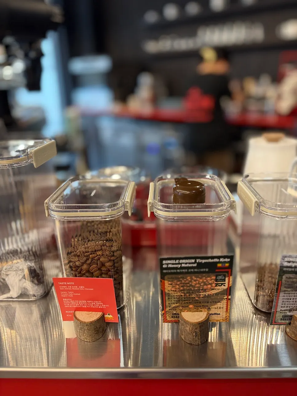 Café counter and coffee machine