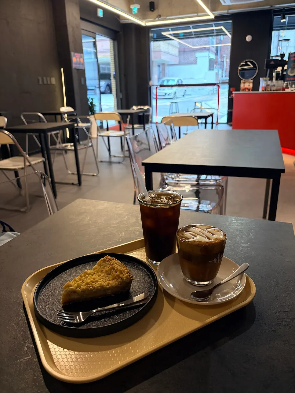 Table with the ordered drinks and desserts
