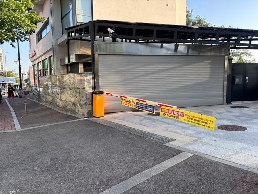 Entrance to the private parking lot behind Hair Onsae