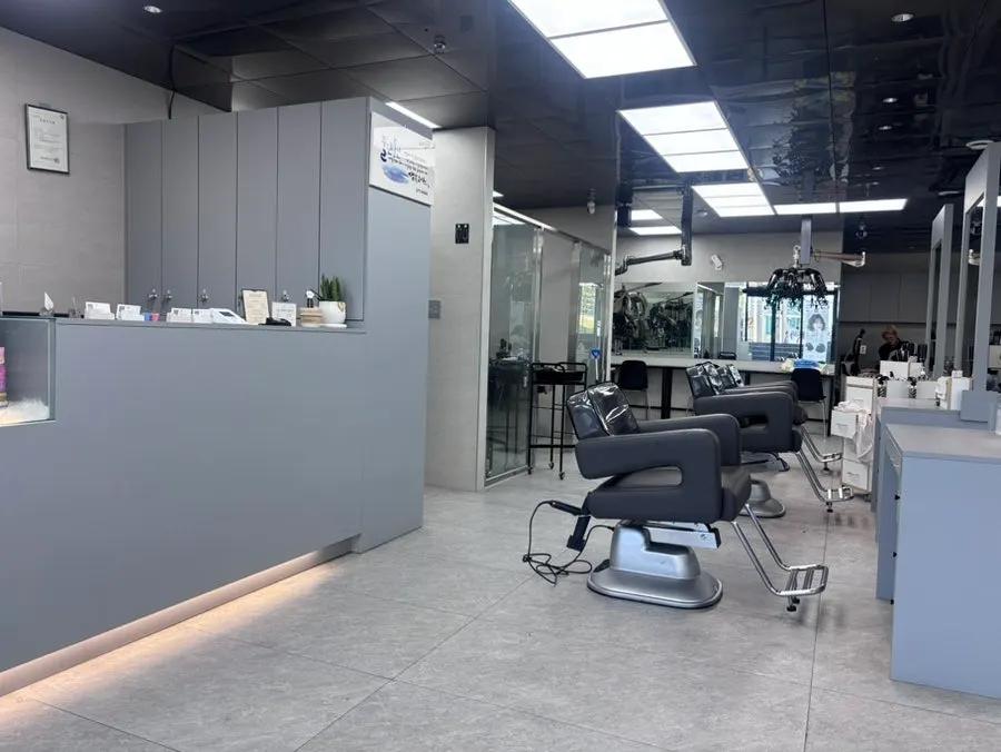 The spacious interior seating area of Hair Onsae