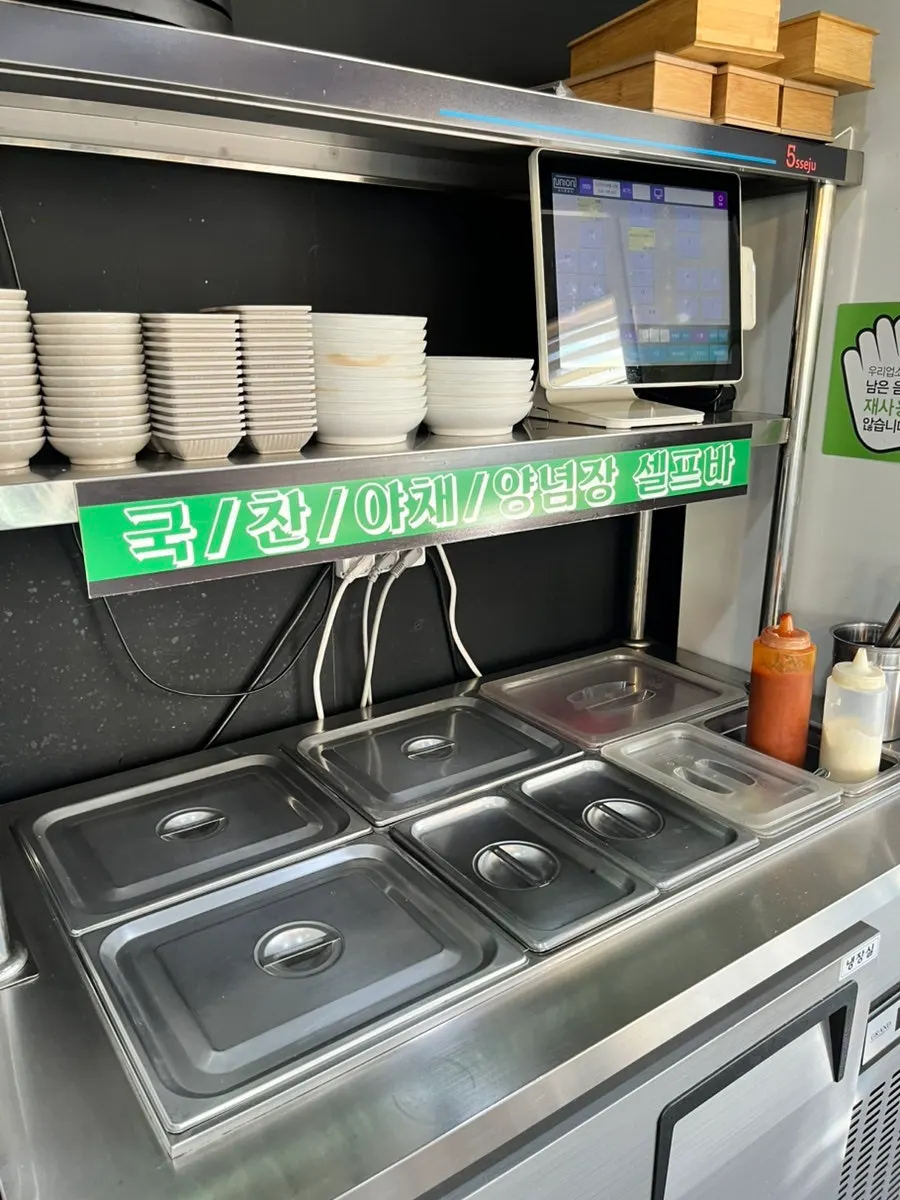 한산한 점심 시간대의 매장 분위기