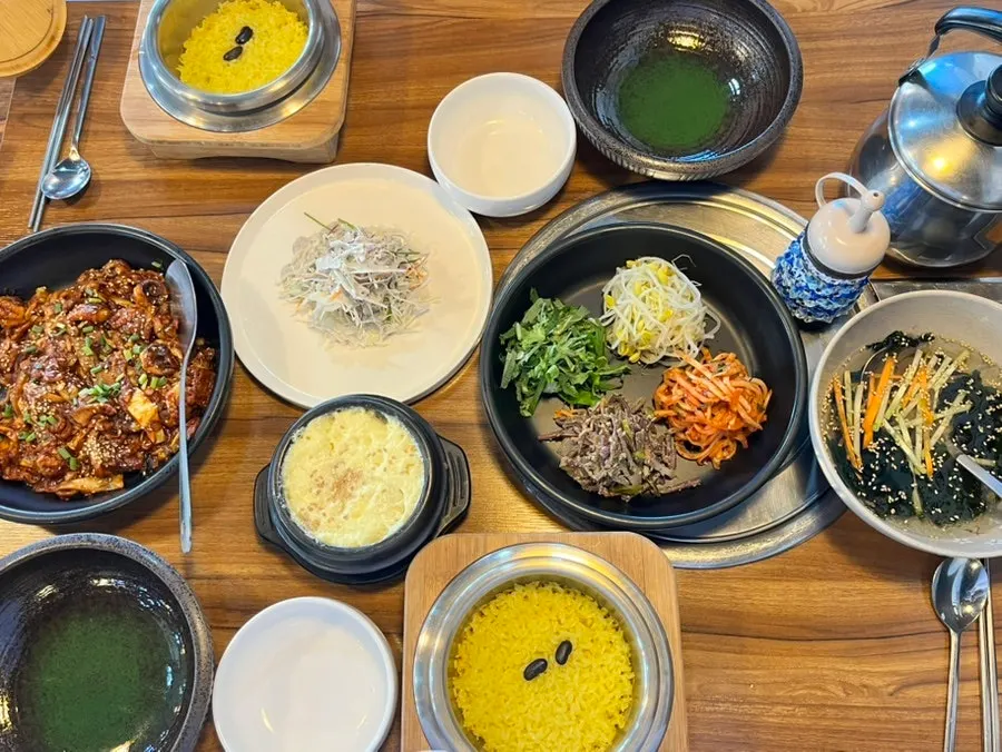 조리되어 나온 쭈삼볶음 솥밥정식 상차림