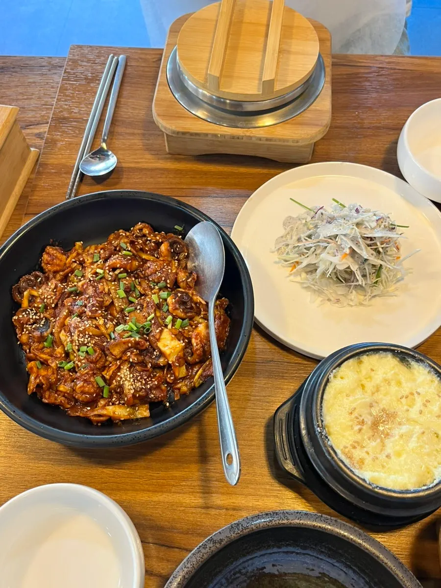 쭈꾸미삼겹살볶음 접시 클로즈업