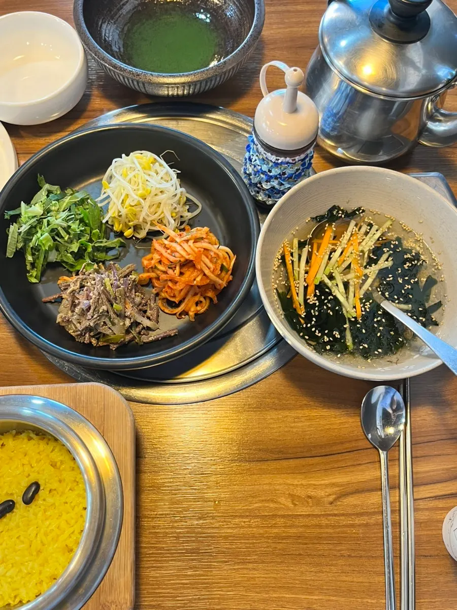 나물과 계란찜 등 밑반찬 구성