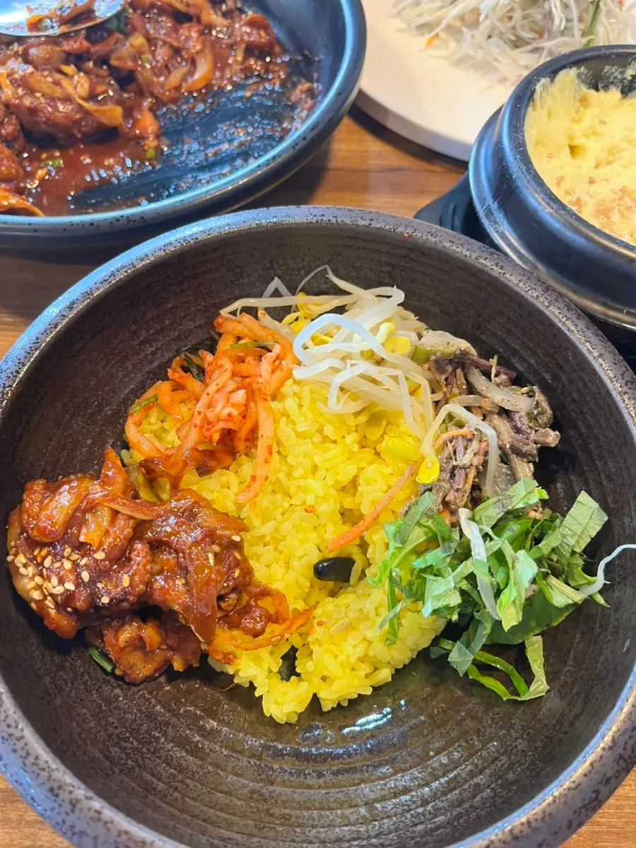 노란 강황솥밥이 담긴 솥