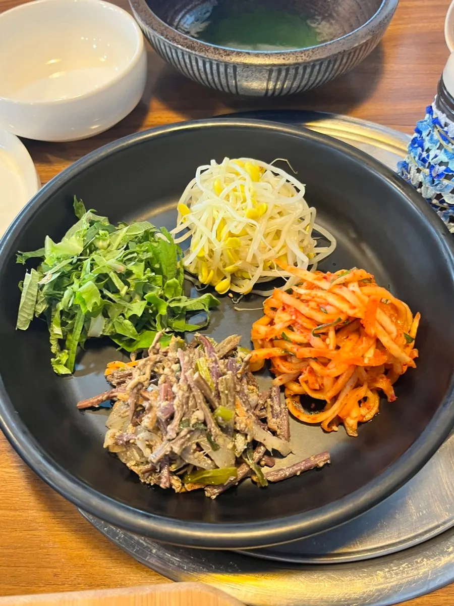 큰 그릇에 담은 강황솥밥과 나물