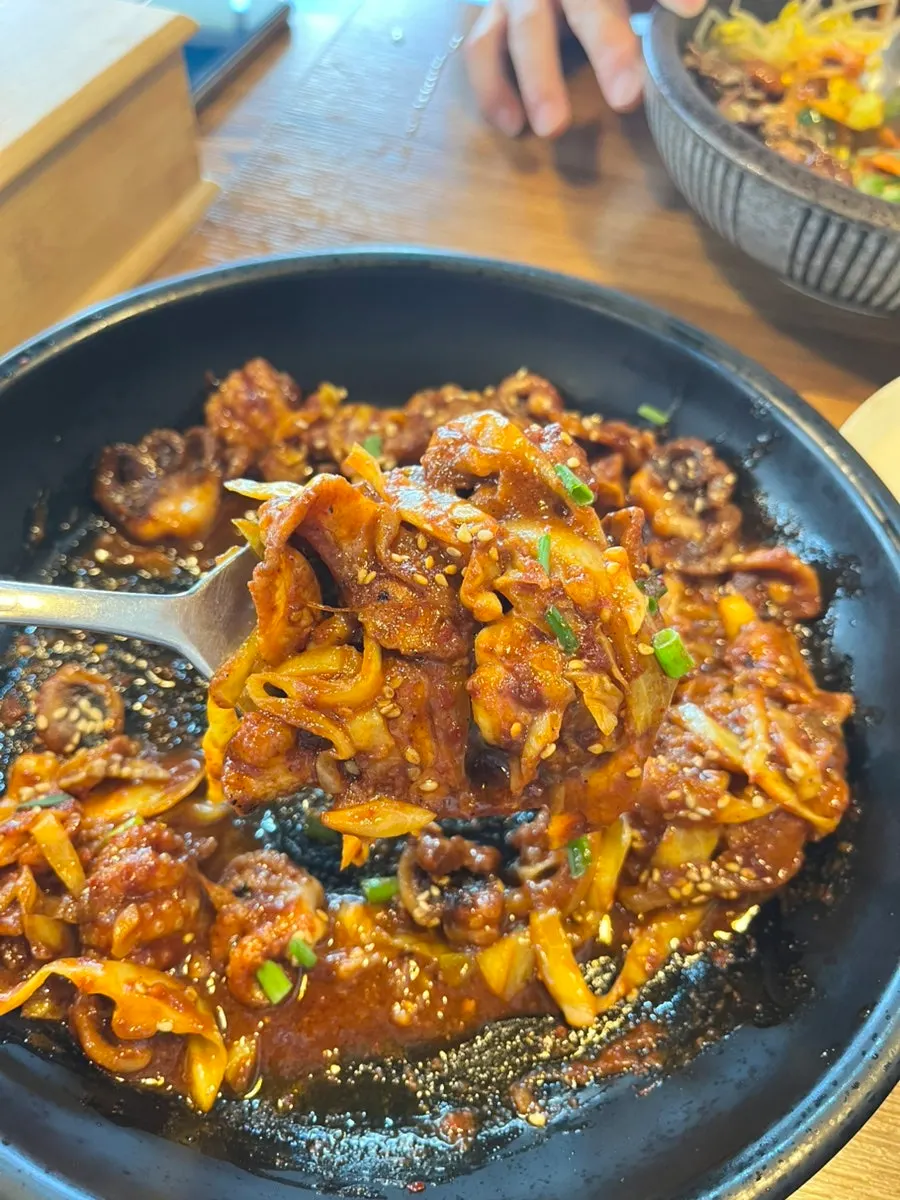 쭈꾸미와 삼겹살볶음을 올린 비빔밥