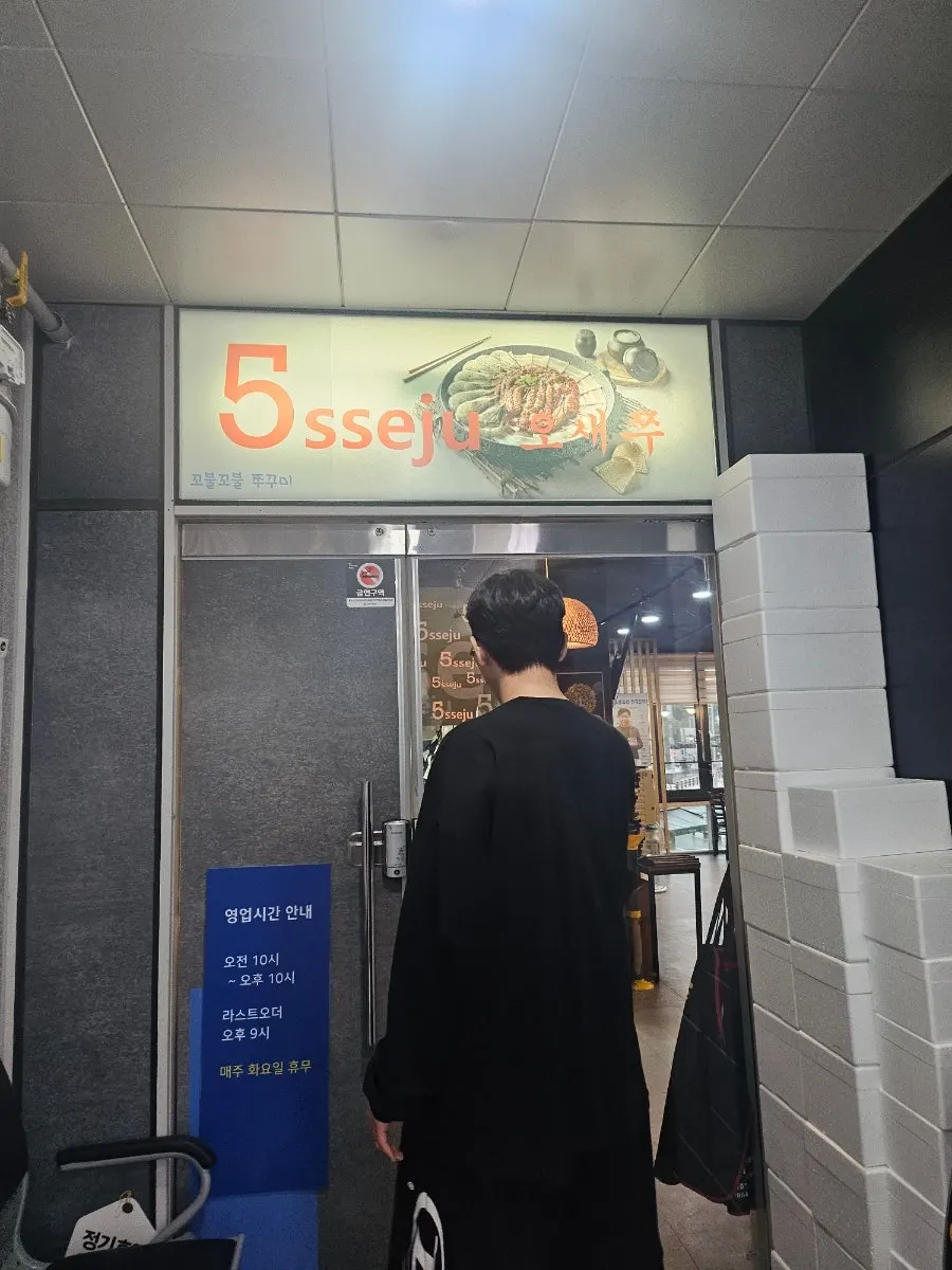 Restaurant entrance visible right off the elevator