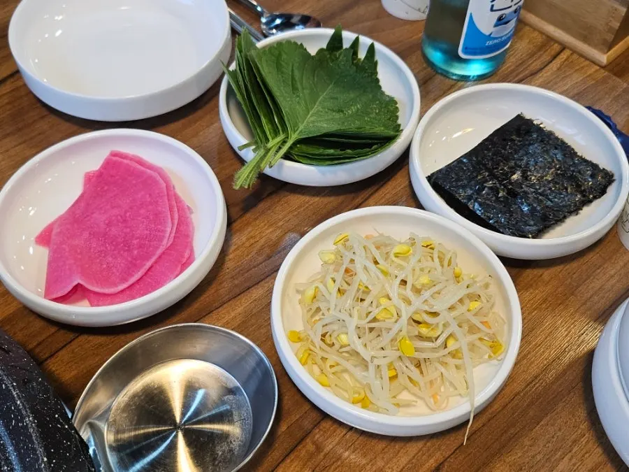 Side dish spread including seasoned bean sprouts and laver