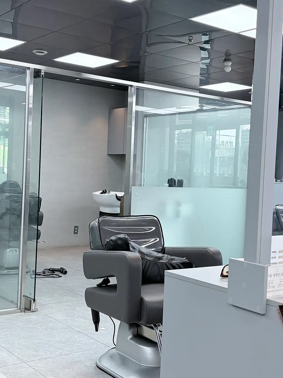 Salon mirror and treatment seat