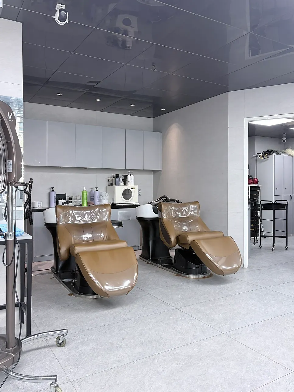 Comfortable shampoo area for washing hair