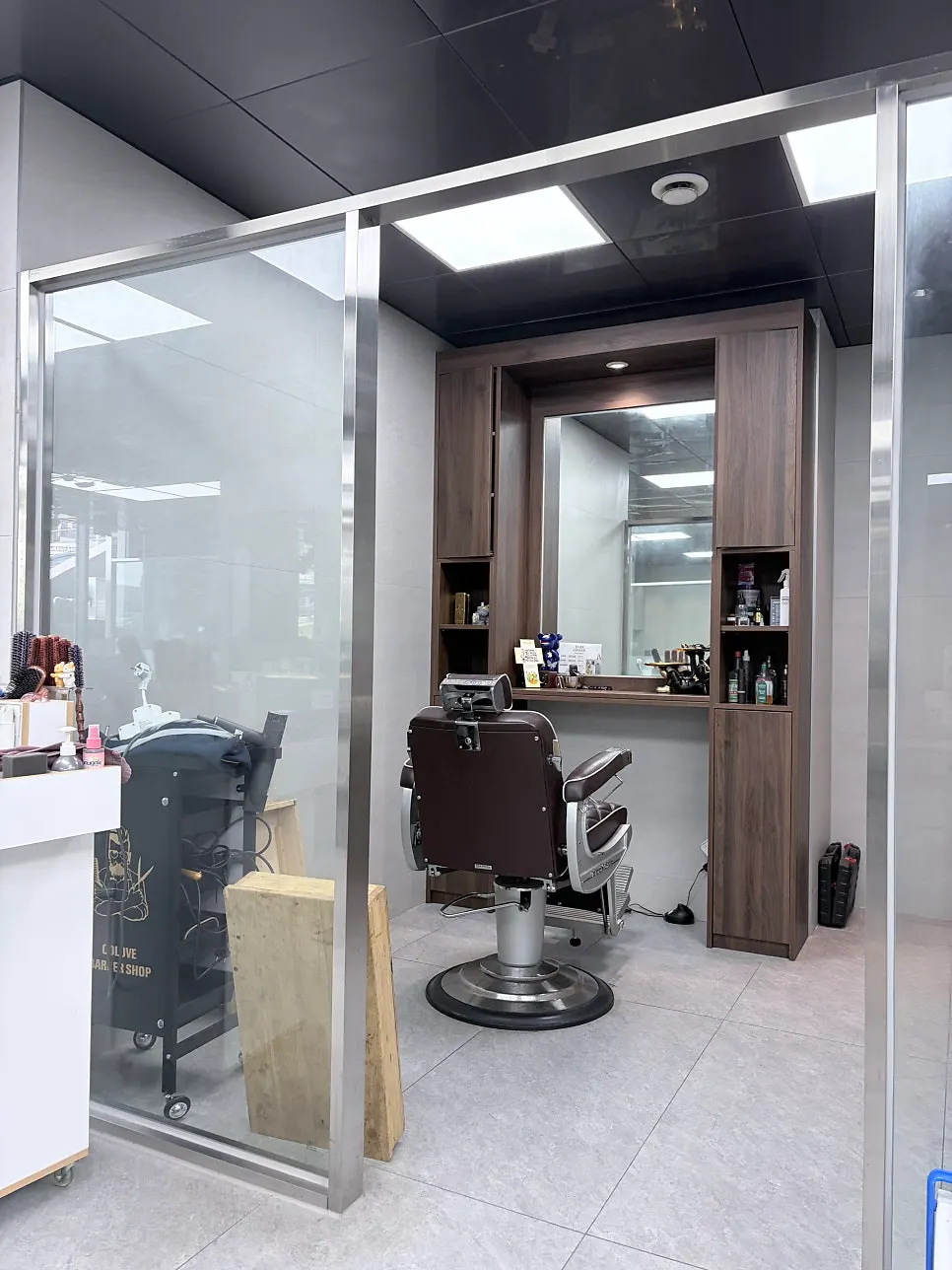 Quiet, pleasant interior space of the salon