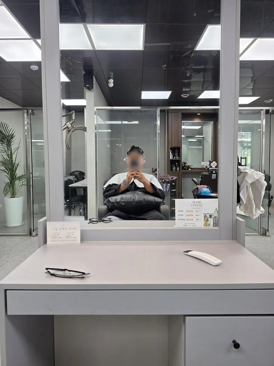 Interior of Hair Onsae in gray and white tones