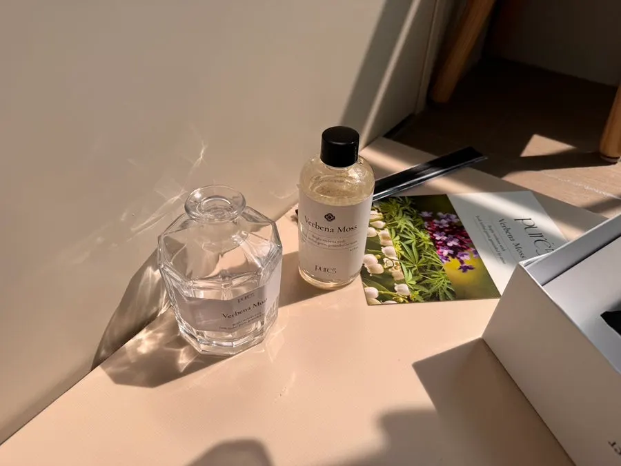 Brochure and diffuser components
