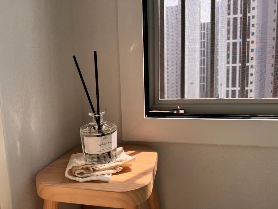Diffuser at a ventilated window