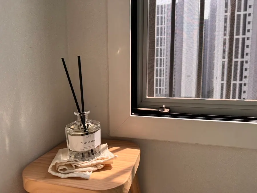 Verbena Moss diffuser placed in a room
