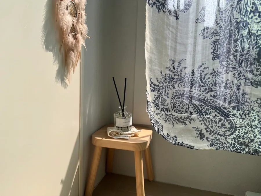 Using the diffuser sticks