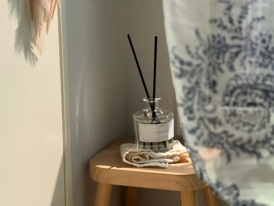 Thick diffuser sticks and glass bottle
