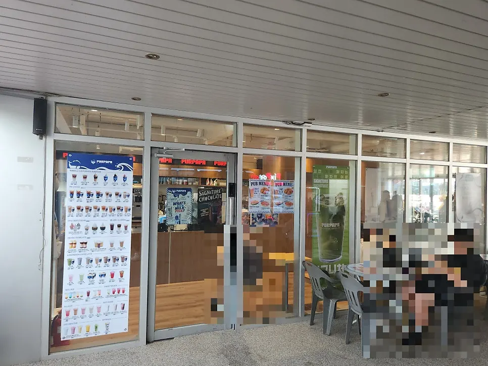 사람들로 붐비는 마포인트 1층 상가