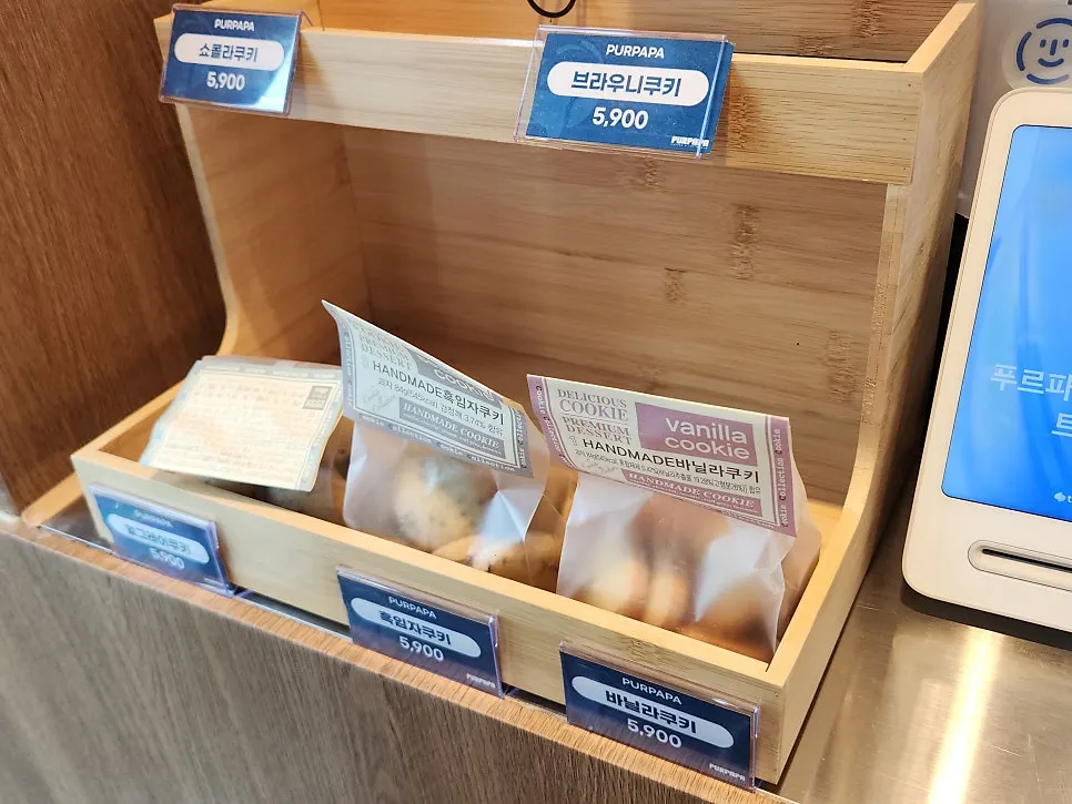 메뉴판에 실린 케이크 사진