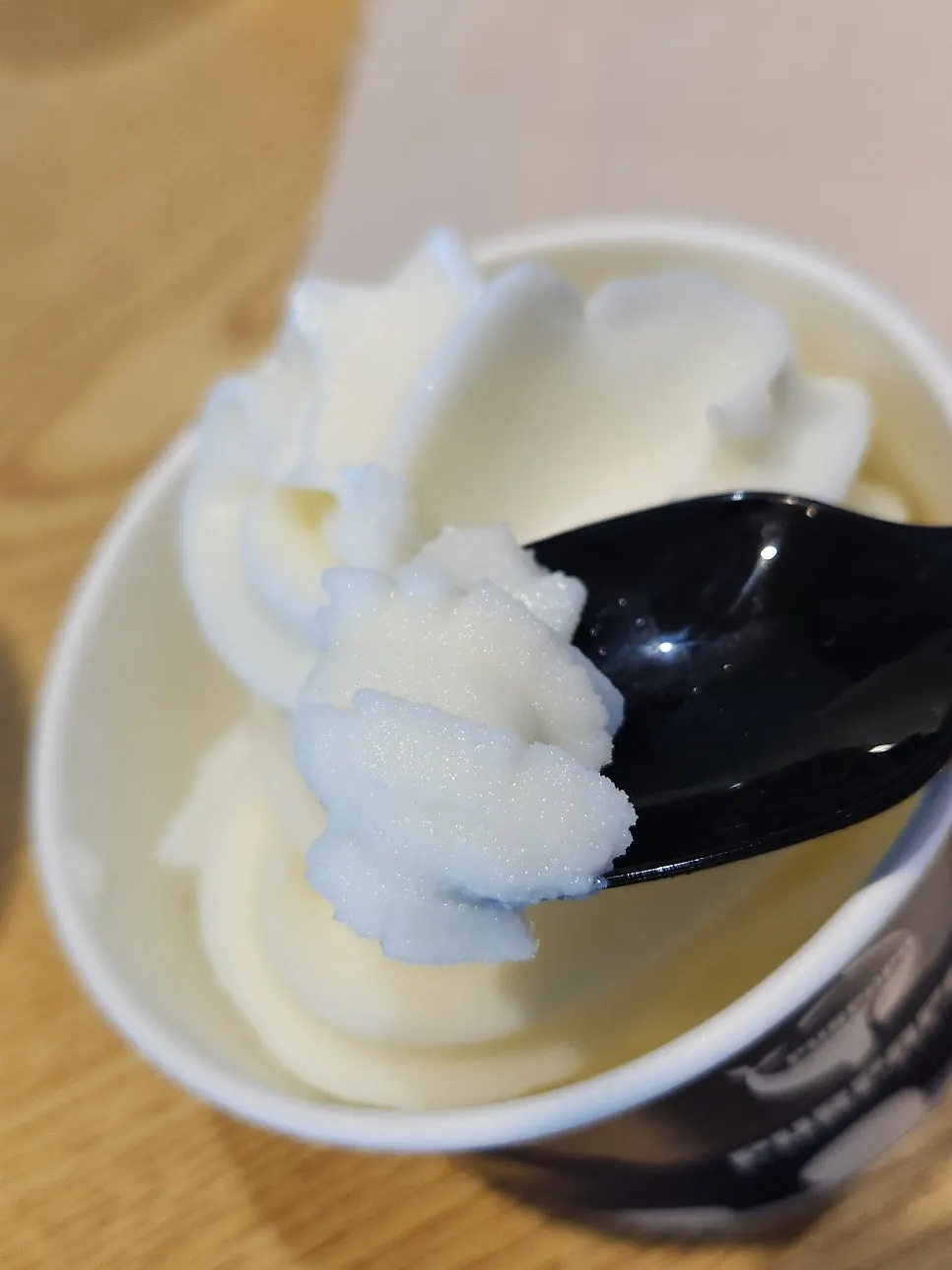 음료와 함께 놓인 디저트 세 가지