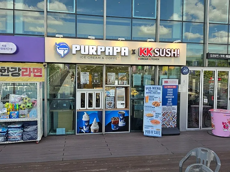 Exterior of Puru Papa Hangang MAPOINT Branch on the Han River pier