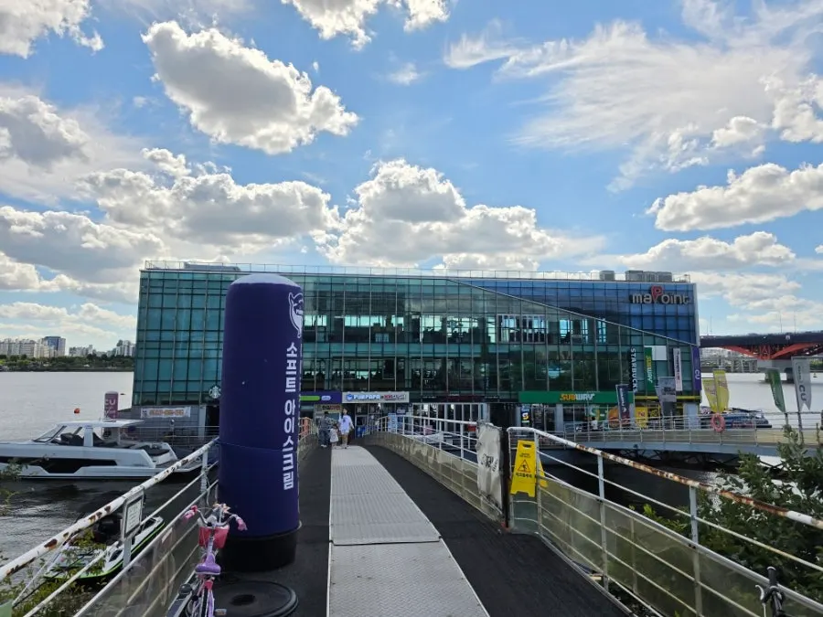 MAPOINT bridge and building location at Mangwon Hangang Park