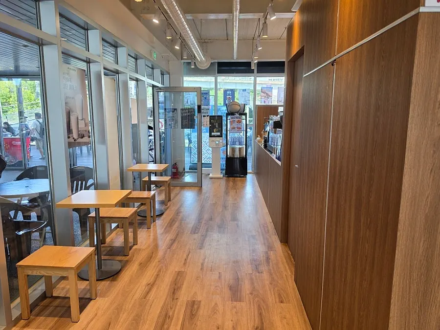 Kiosk ordering area at the entrance of Puru Papa