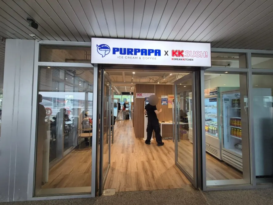 커피와 초밥을 함께 파는 카페 내부