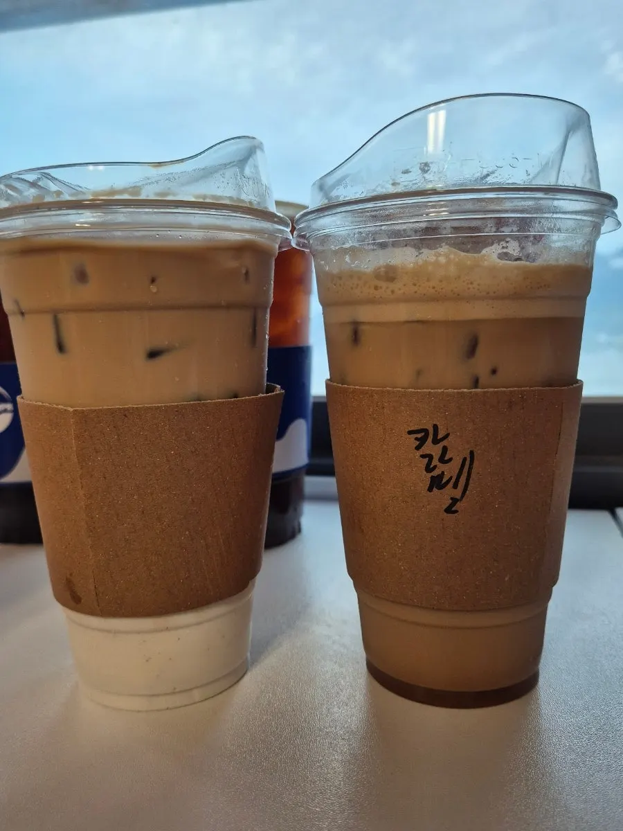 화이트라떼 한 잔