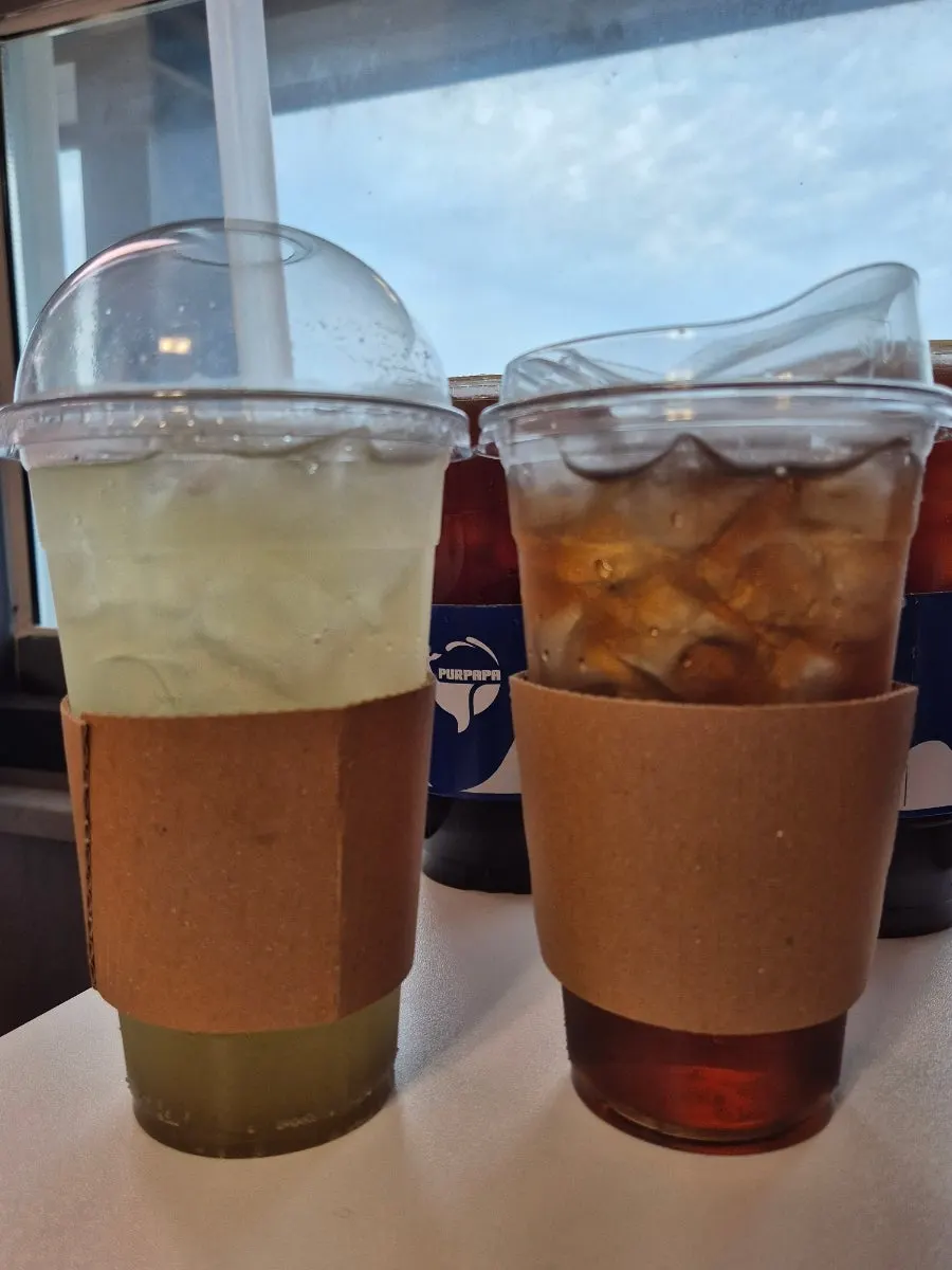 카라멜마끼아또 한 잔