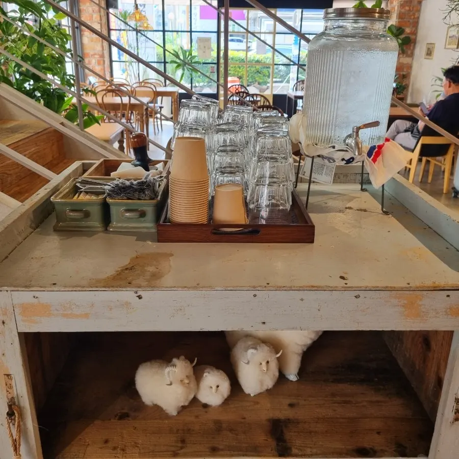 퓨리티카페 통창이 보이는 매장 전경