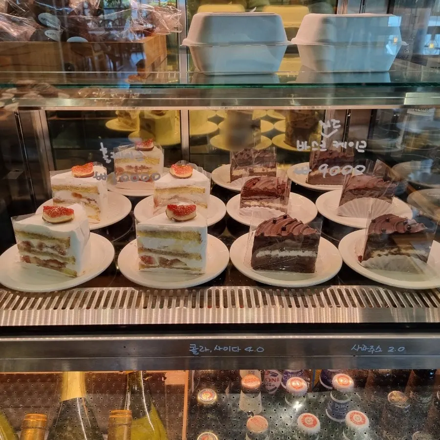 ピュリティカフェ1階の座席と小物