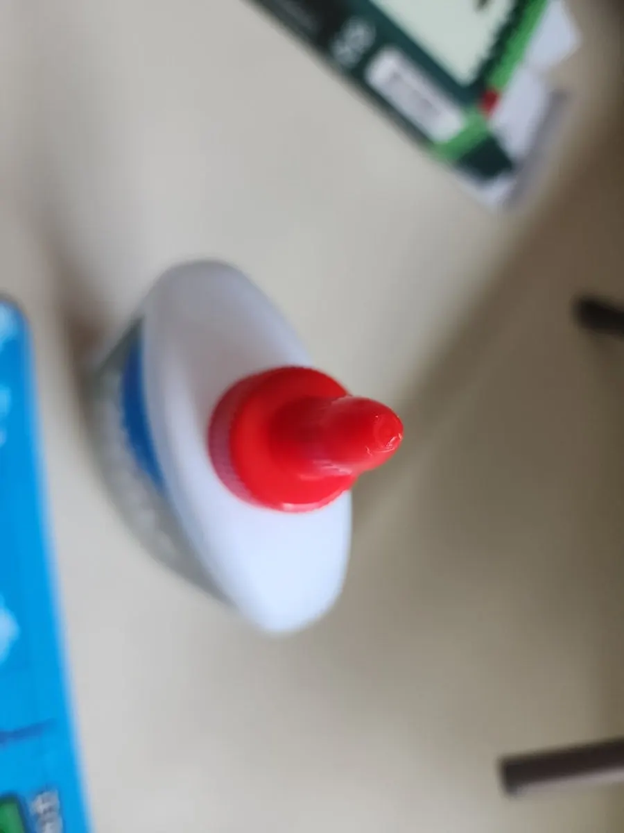 실리콘 브러시로 글루를 펴 바르는 모습