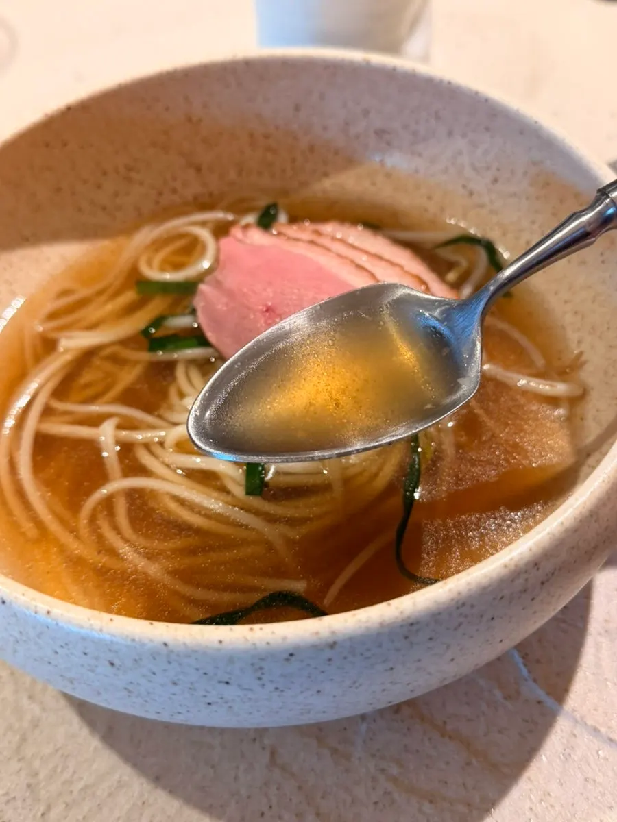 참외 장아찌와 된장국이 함께 나온 장어 덮밥