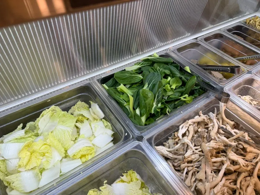 セルフバーに並ぶ肉と野菜の陳列棚