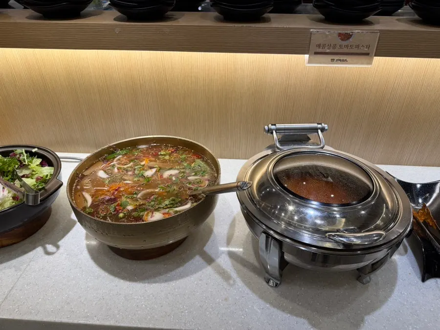 セルフバーのチョルミョンとおかずコーナー