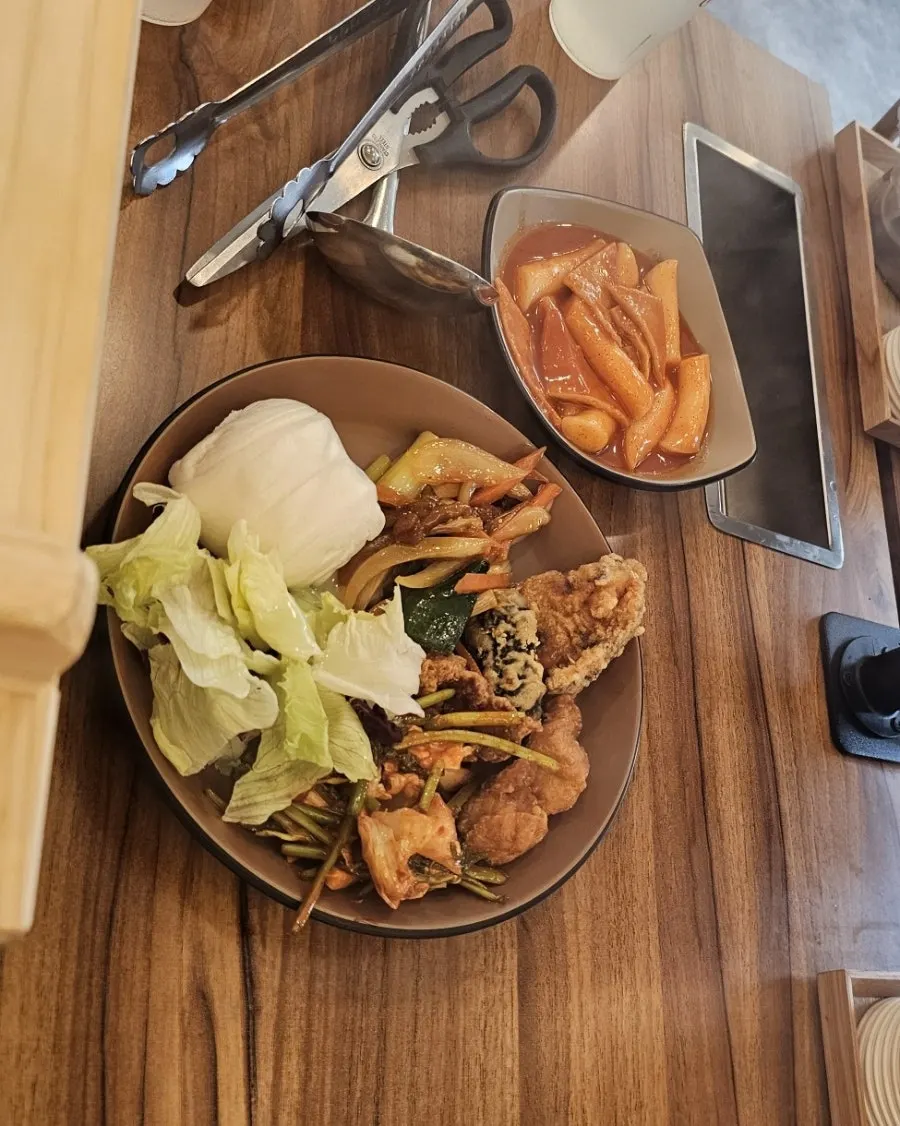 셀프바에서 담아온 샐러드와 떡볶이 접시