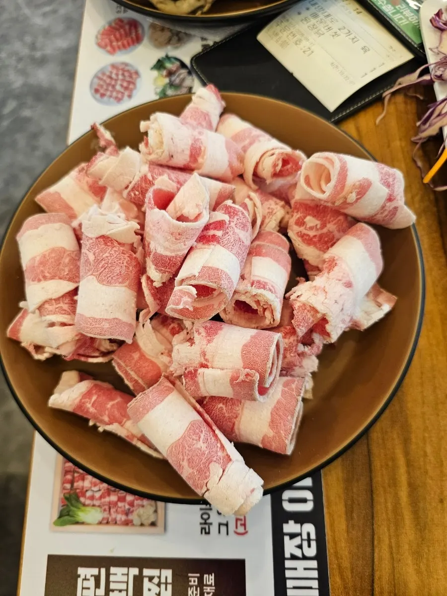 샤브샤브용으로 담아온 고기 접시