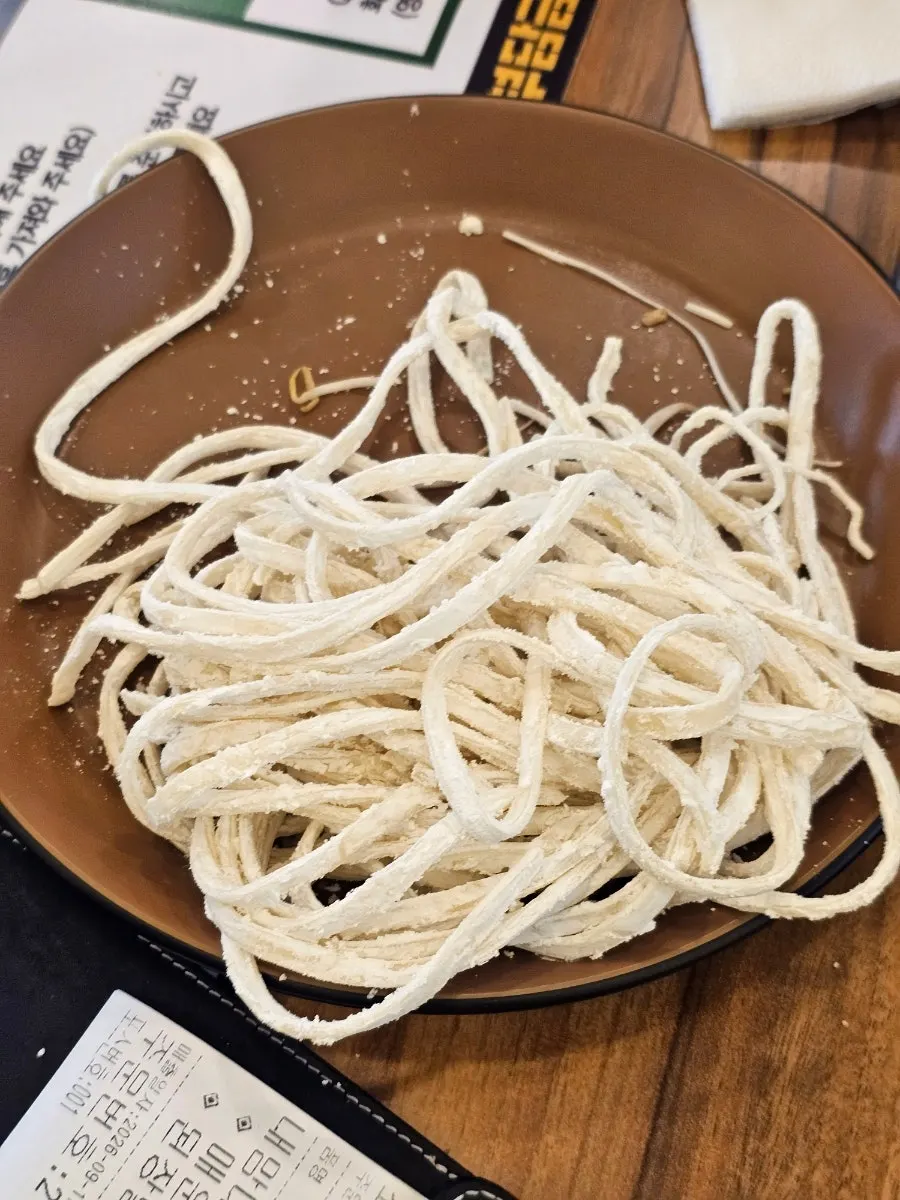 매운 버섯 육수에 칼국수를 넣은 냄비