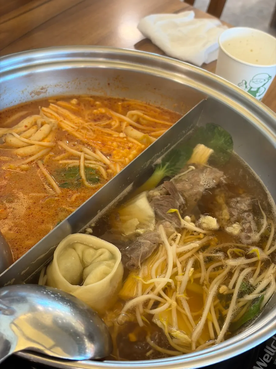 Pyeonbaekjjim servido en la mesa de Pyeonbaek Hoegwan Cheoncheon Branch