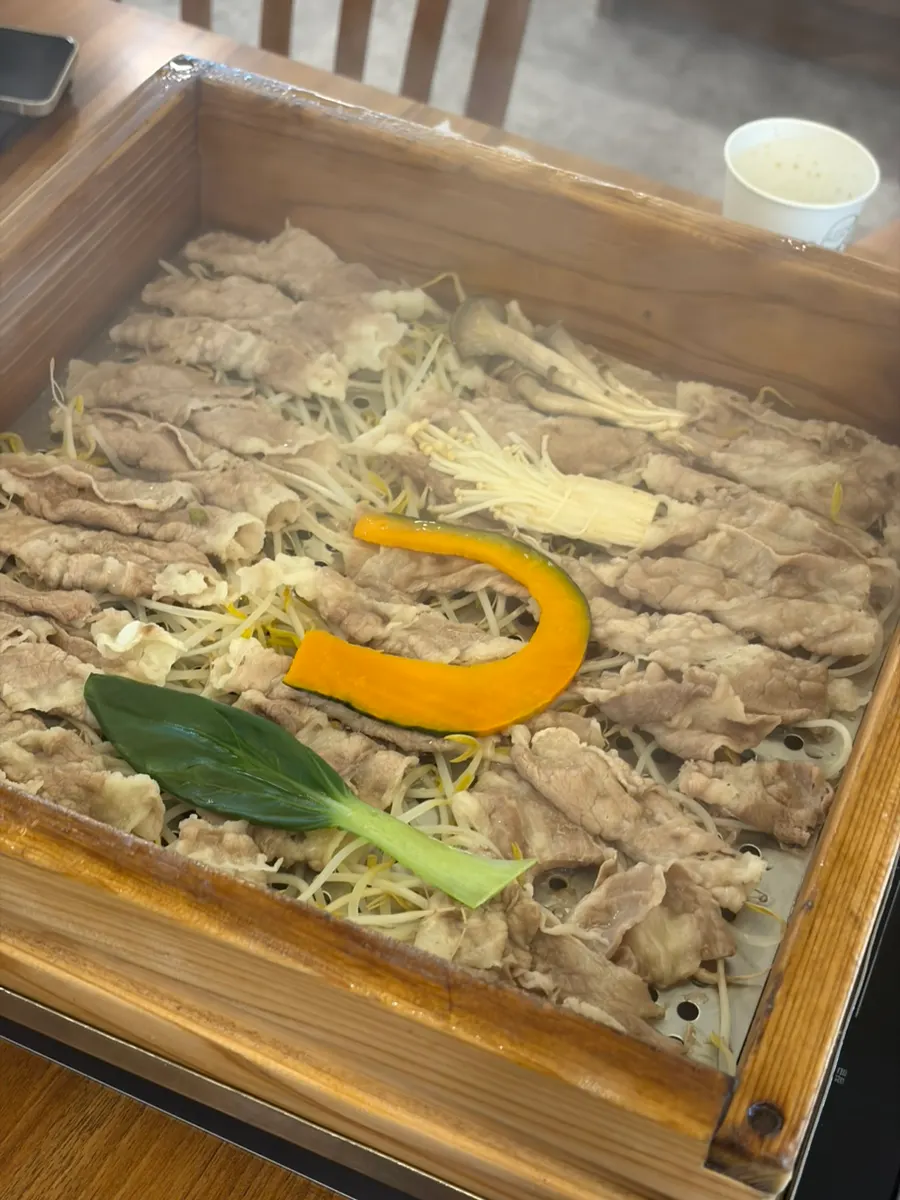 Caldo e ingredientes del shabu-shabu en Pyeonbaek Hoegwan Cheoncheon Branch
