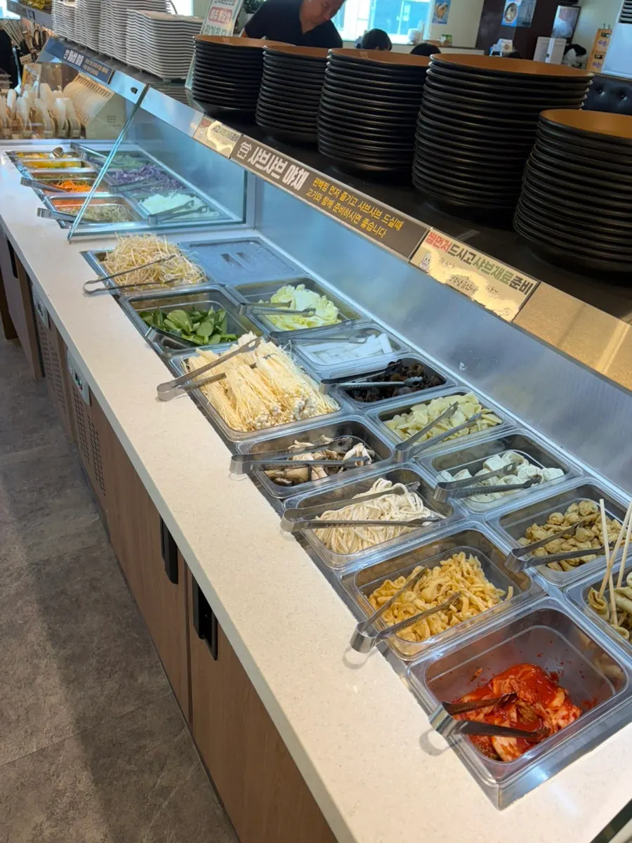 Vista general del self-bar en Pyeonbaek Hoegwan Cheoncheon Branch