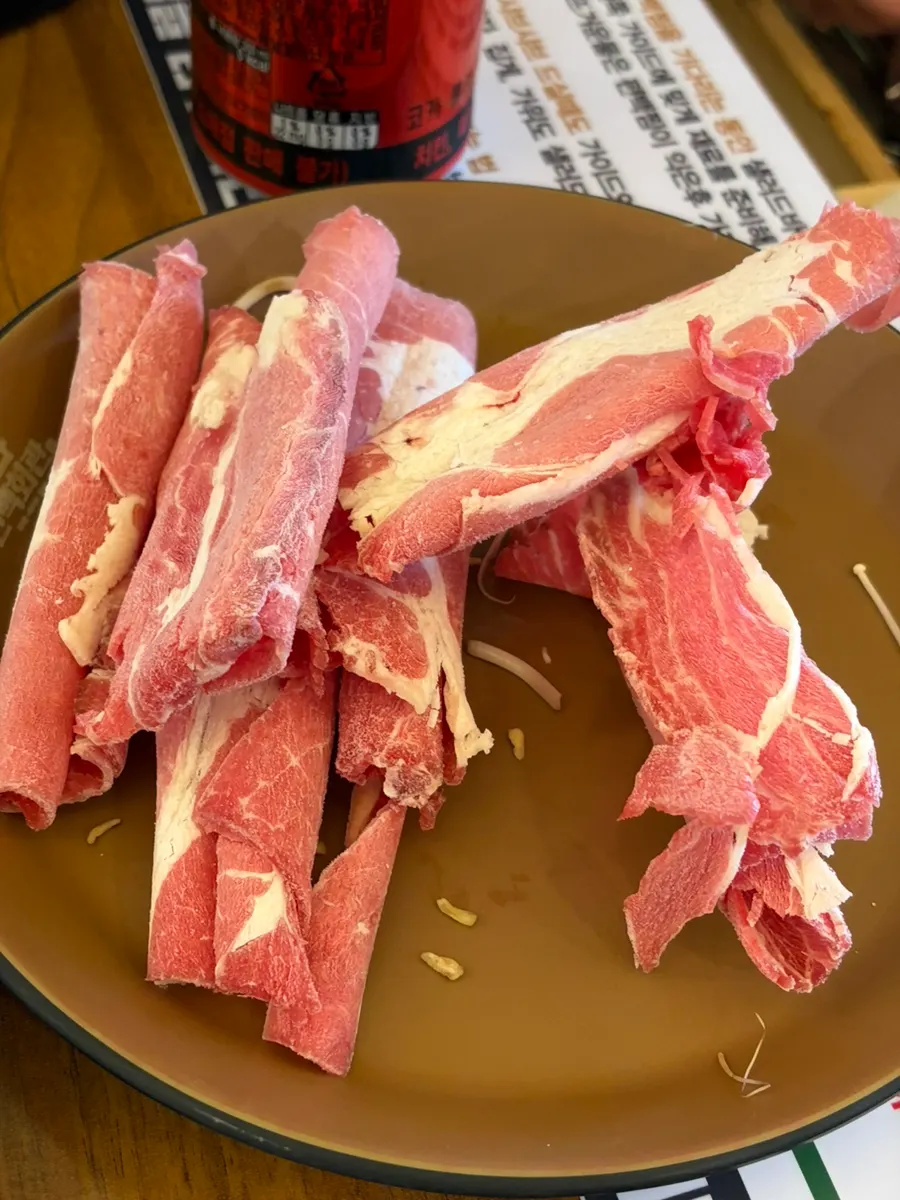 Plato con brotes de soja, hongos y otras verduras del self-bar
