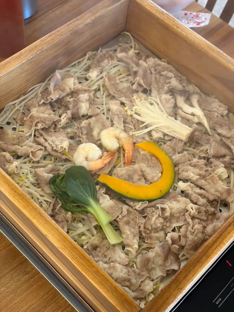 Pyeonbaekjjim servido en un recipiente grande