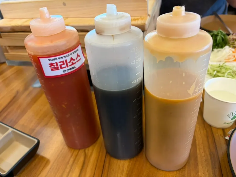 Carne y brotes de soja humeantes dentro del pyeonbaekjjim